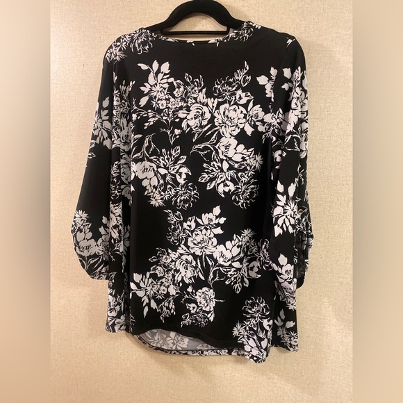 Size 1x PerSeption floral double breasted pocket top with tan sleeves - Picture 5 of 5